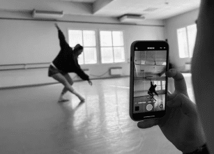 Une pratique artistique en baisse… mais transformée par le digital